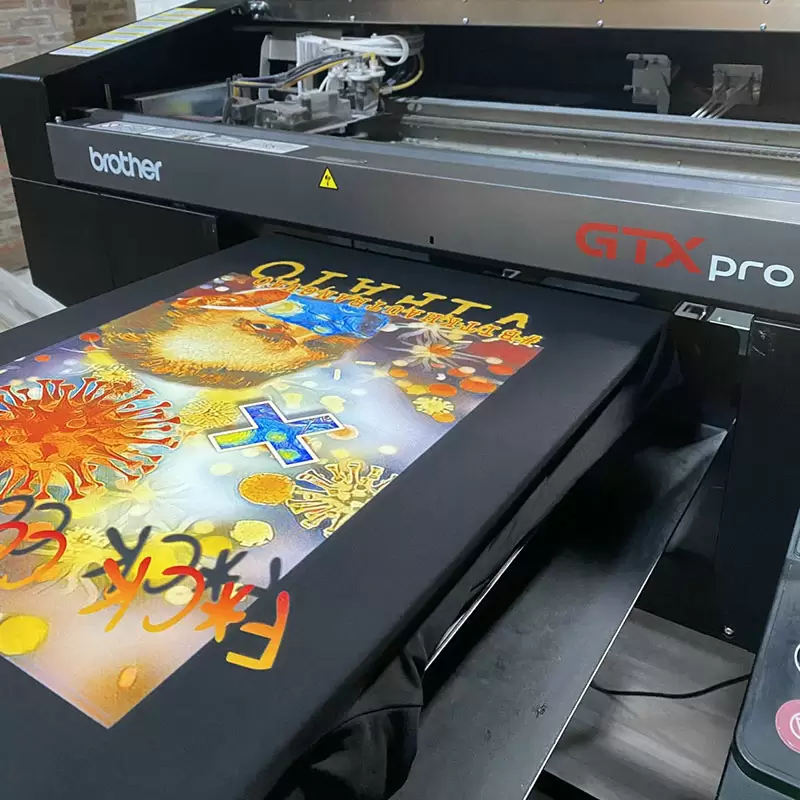 Máy in DTG hiện đại chuyên in áo thun số lượng ít Quy Nhơn, đảm bảo hình in sắc nét, phù hợp đơn hàng nhỏ