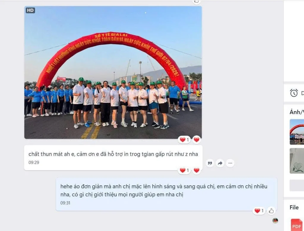 khách hàng mặc đồng phục sự kiện và phản hồi tích cực về chất lượng áo