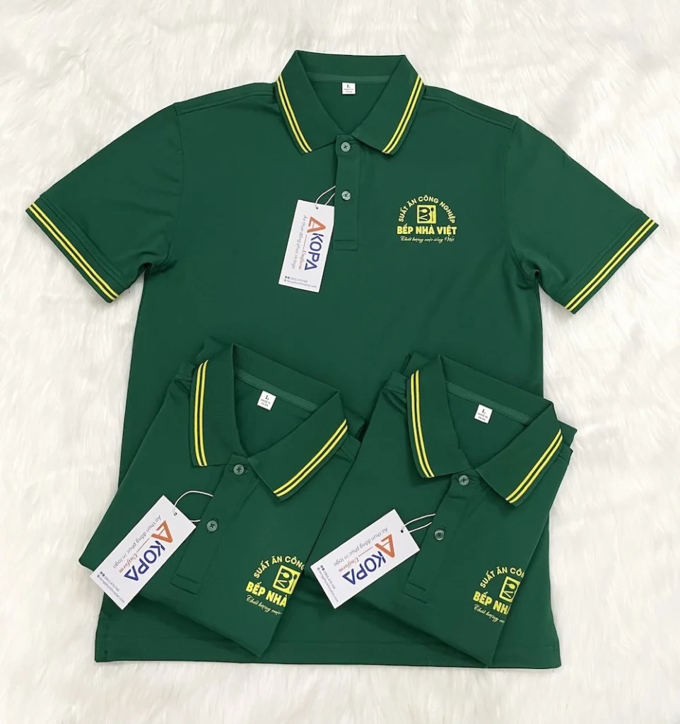 mẫu áo đồng phục polo màu xanh thiết kế logo sắc nét bởi AKOPA
