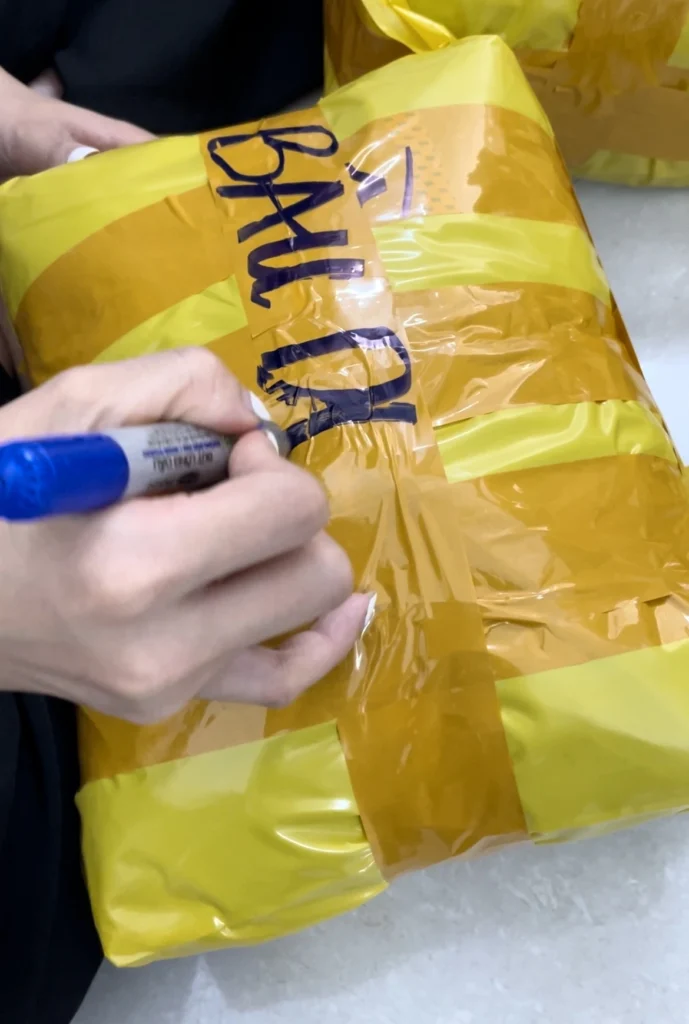 đóng gói áo thun đồng phục giao hàng toàn quốc nhanh chóng