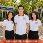 Áo đồng phục họp lớp 20 năm màu trắng phối cổ đỏ thanh lịch, phù hợp sự kiện kỷ niệm ngày ra trường.