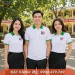 Đồng phục họp lớp 20 năm màu trắng phối xanh lá trẻ trung, phù hợp reunion và gặp mặt bạn học.