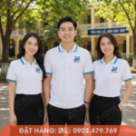 Mẫu áo đồng phục họp lớp 20 năm màu trắng phối xanh ngọc hiện đại, phù hợp reunion cựu học sinh và sự kiện tập thể.