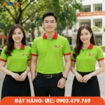 Mẫu áo đồng phục họp lớp xanh lá phối đỏ hiện đại, phù hợp lễ kỷ niệm 20 năm ra trường.