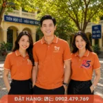Áo họp lớp màu cam nổi bật, thiết kế polo hiện đại dành cho lễ kỷ niệm 25 năm.