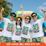 Bốn bạn trẻ mặc áo phông đồng phục nhóm in hình hoạt họa vui nhộn tại chương trình teambuilding biển