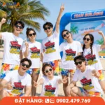 Áo phông đồng phục nhóm với slogan "Bình Thường Nhưng Không Tầm Thường", phù hợp cho nhóm du lịch, teambuilding biển và các hoạt động tập thể năng động.