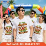 Năm bạn trẻ mặc áo phông đồng phục nhóm slogan Có Phúc Cùng Hưởng Có Mập Cùng Chia tại bãi biển