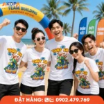 Năm bạn trẻ mặc áo phông đồng phục nhóm slogan Đi Thật Xa Để Trở Về trong hoạt động teambuilding bãi biển