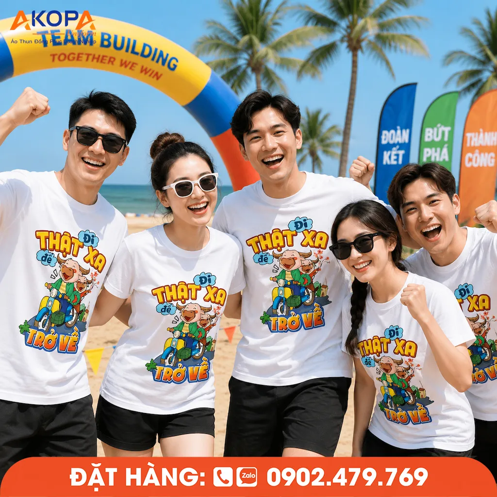 Năm bạn trẻ mặc áo phông đồng phục nhóm slogan Đi Thật Xa Để Trở Về trong hoạt động teambuilding bãi biển