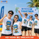 Nhóm bạn trẻ mặc áo phông đồng phục nhóm Find Your Way vui vẻ tham gia teambuilding trên bãi biển cùng đồng đội