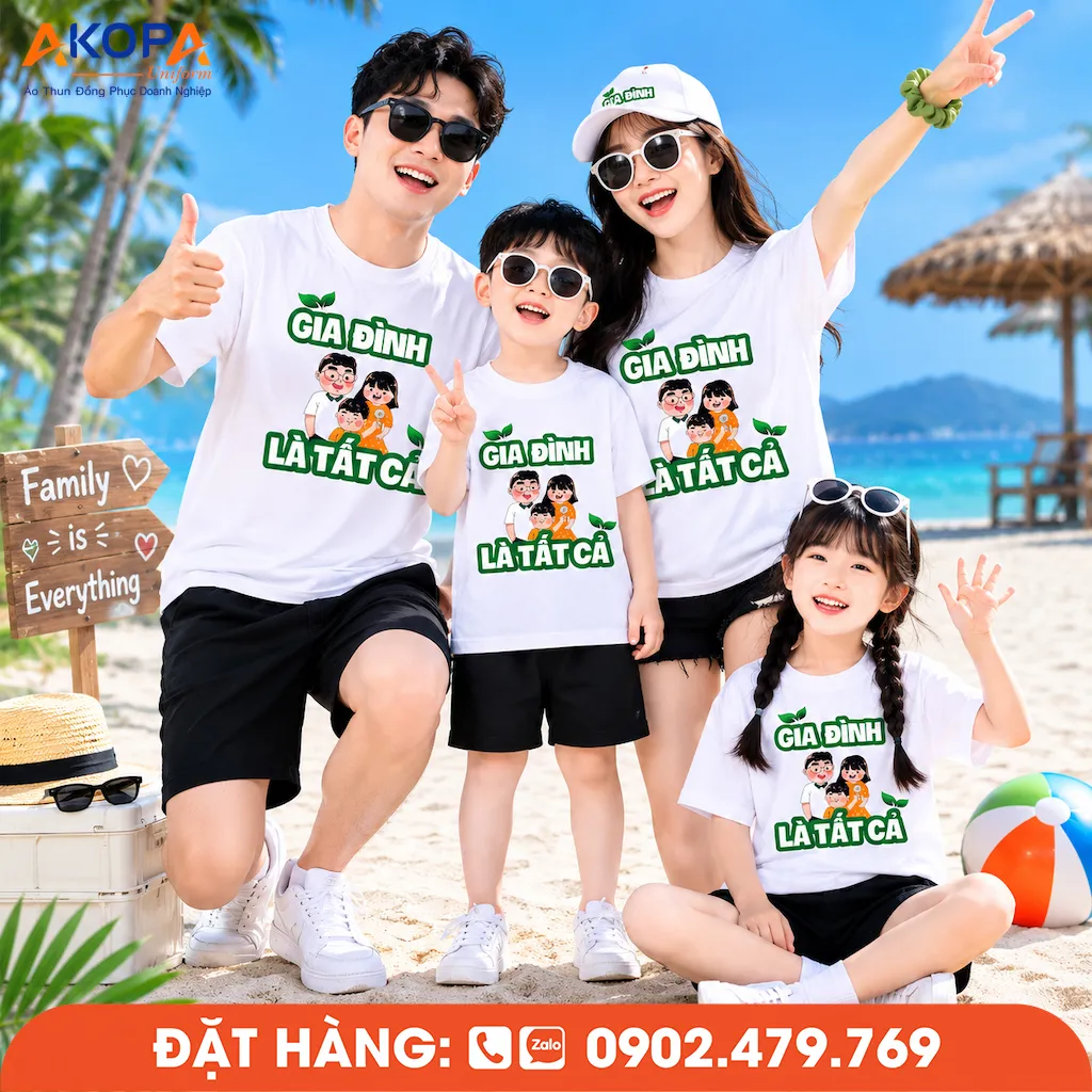 Gia đình bốn thành viên mặc áo phông đồng phục nhóm Gia Đình Là Tất Cả vui chơi và lưu giữ khoảnh khắc hạnh phúc trên biển