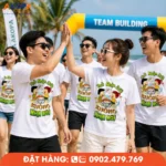 Nhóm bạn mặc áo phông đồng phục nhóm Thà Nhịn Đói Chứ Không Nhịn Nổi tham gia teambuilding trên bãi biển đầy tiếng cười