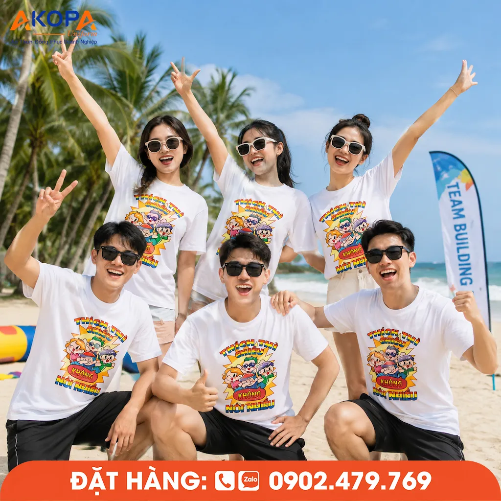 Nhóm bạn mặc áo phông đồng phục nhóm slogan Thích thì không nói nhiều tham gia teambuilding trên bãi biển năng động