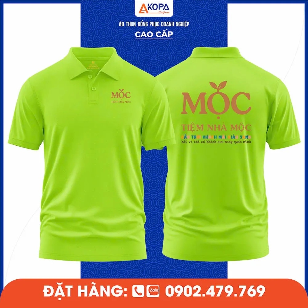 Áo polo màu xanh chuối nổi bật in logo tiệm thời trang ở mặt trước và sau áo.