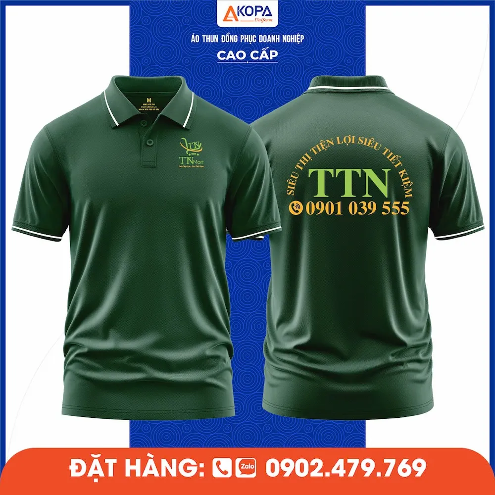 Mẫu áo polo màu xanh rêu đậm in logo siêu thị tiện lợi với thiết kế tối giản.