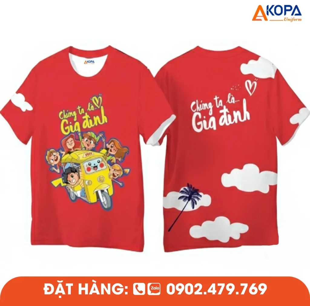 Áo phông đồng phục nhóm thiết kế màu đỏ nổi bật, in slogan “Chúng ta là gia đình”, phù hợp cho du lịch, teambuilding và các sự kiện đoàn thể.