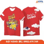 Áo phông đồng phục nhóm thiết kế màu đỏ nổi bật, in slogan “Chúng ta là gia đình”, phù hợp cho du lịch, teambuilding và các sự kiện đoàn thể.