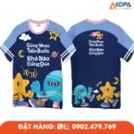 Áo phông đồng phục nhóm thiết kế sáng tạo với slogan “Cùng nhau tiến bước khó nào cũng qua”, phù hợp du lịch, teambuilding và sự kiện gắn kết đội nhóm.