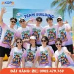 Áo phông đồng phục nhóm phối màu trắng hồng với thông điệp “Hết tiền nhưng vui”, phù hợp team building và du lịch biển cho tập thể.