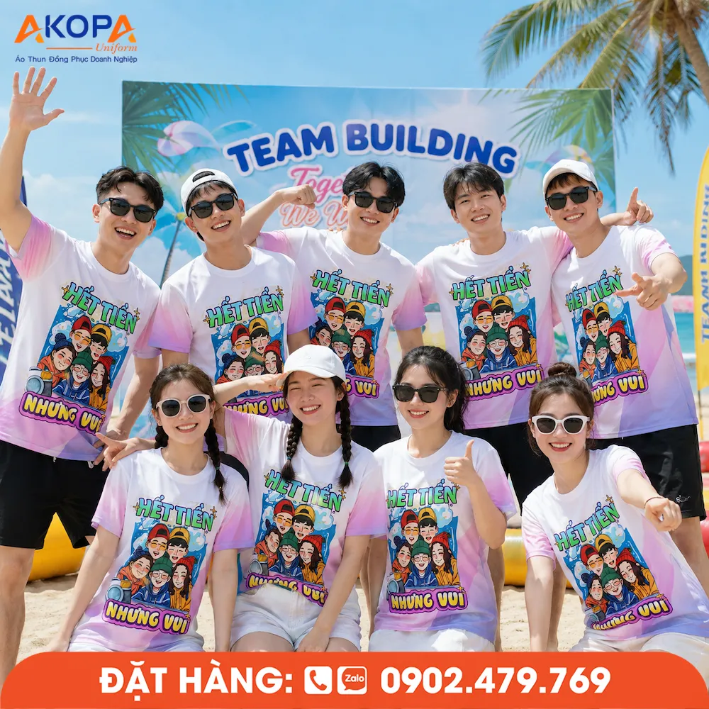 Áo phông đồng phục nhóm phối màu trắng hồng với thông điệp “Hết tiền nhưng vui”, phù hợp team building và du lịch biển cho tập thể.