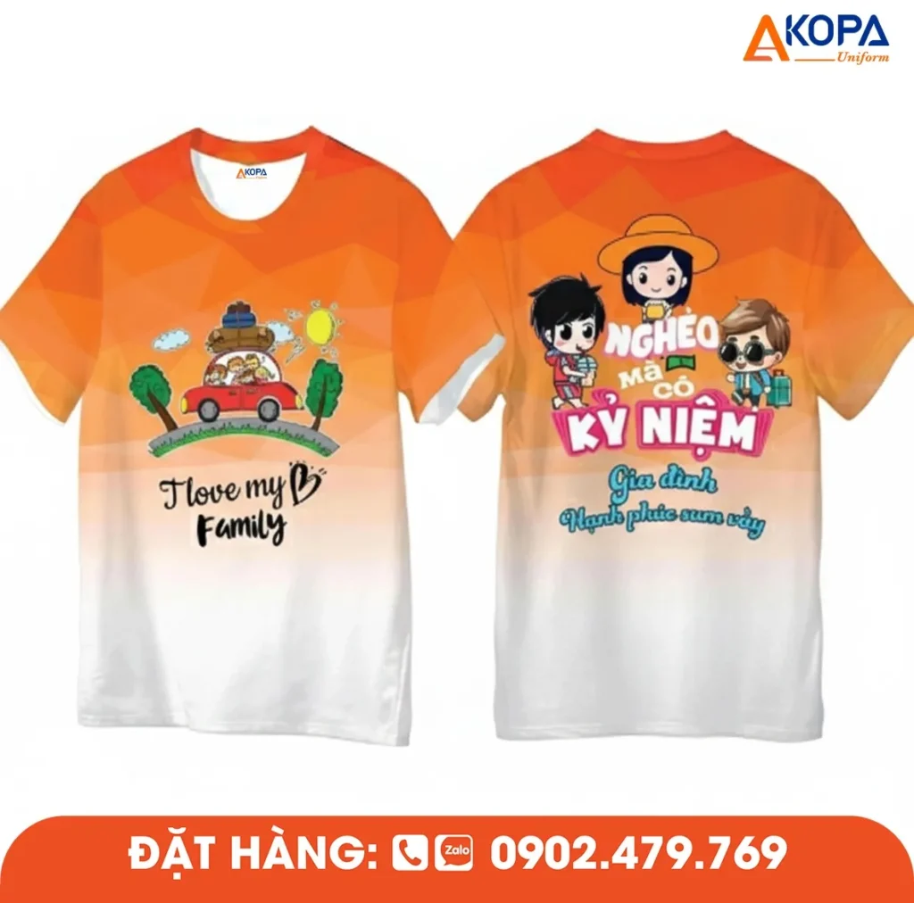 Áo phông đồng phục nhóm thiết kế màu cam nổi bật với hình gia đình du lịch và thông điệp ý nghĩa, phù hợp cho du lịch, teambuilding và các hoạt động gắn kết tập thể.