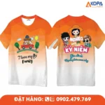 Áo phông đồng phục nhóm thiết kế màu cam nổi bật với hình gia đình du lịch và thông điệp ý nghĩa, phù hợp cho du lịch, teambuilding và các hoạt động gắn kết tập thể.