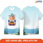 Áo phông đồng phục nhóm thiết kế “Let’s Travel” với họa tiết xe du lịch và biển xanh nổi bật, phù hợp cho du lịch, dã ngoại và hoạt động gắn kết tập thể.