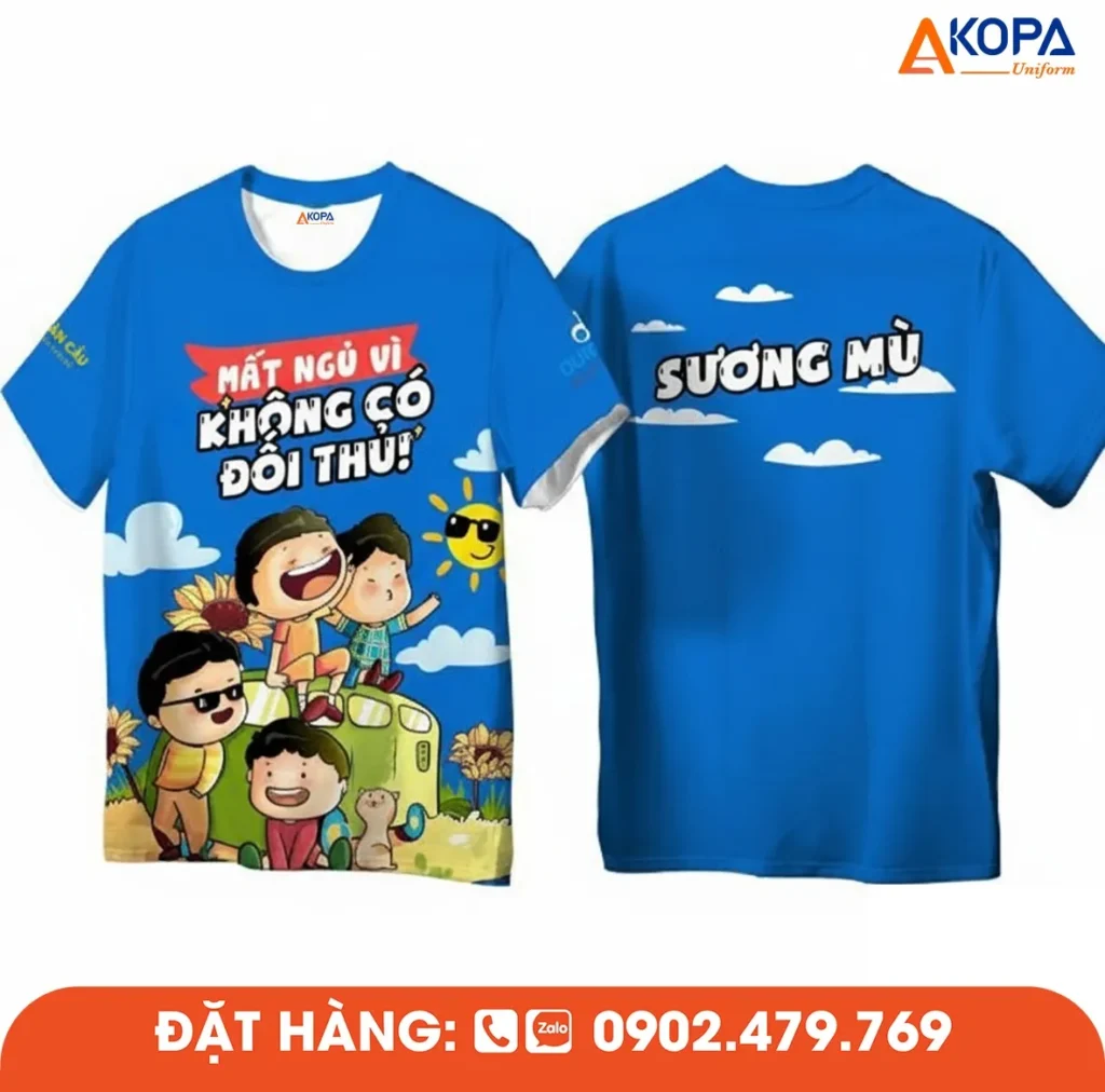 Áo phông đồng phục nhóm thiết kế màu xanh dương trẻ trung, in hình hội bạn và slogan độc đáo, phù hợp cho du lịch, teambuilding và các hoạt động gắn kết nhóm.