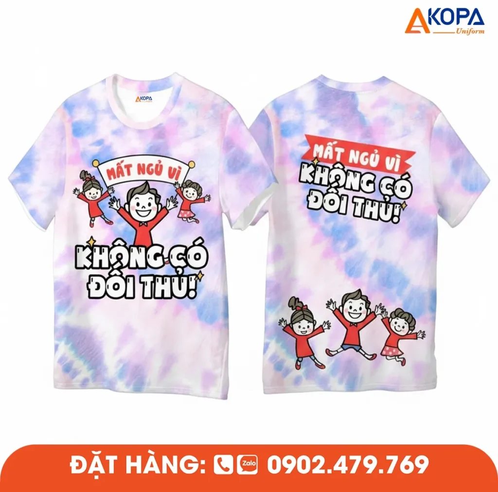 Áo phông đồng phục nhóm thiết kế màu loang tím hồng trẻ trung, in slogan “Mất ngủ vì không có đối thủ”, phù hợp cho du lịch, teambuilding và sự kiện gắn kết nhóm.