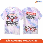 Áo phông đồng phục nhóm thiết kế màu loang tím hồng trẻ trung, in slogan “Mất ngủ vì không có đối thủ”, phù hợp cho du lịch, teambuilding và sự kiện gắn kết nhóm.