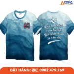 Áo phông đồng phục nhóm thiết kế xanh loang độc đáo cùng slogan sáng tạo, phù hợp cho du lịch, teambuilding, sự kiện và các hoạt động gắn kết nhóm.