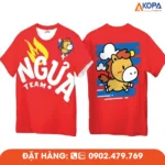 Áo phông đồng phục nhóm thiết kế màu đỏ nổi bật với chủ đề “Ngựa Team” và hình ngựa hoạt hình đáng yêu, phù hợp cho du lịch, teambuilding và các sự kiện gắn kết nhóm.
