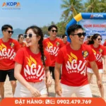 Áo phông đồng phục nhóm màu đỏ với thiết kế Ngựa Team dành cho các thành viên tham gia teambuilding và du lịch biển năng động.