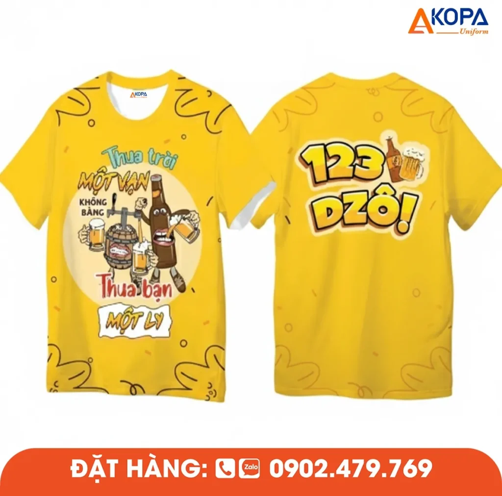 Áo phông đồng phục nhóm thiết kế màu vàng nổi bật với slogan vui nhộn và họa tiết độc đáo, phù hợp cho du lịch, teambuilding, sự kiện và các hoạt động gắn kết nhóm.