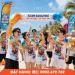 Áo phông đồng phục nhóm thiết kế màu loang trẻ trung, phù hợp teambuilding, du lịch biển, dã ngoại và các hoạt động gắn kết đội nhóm.