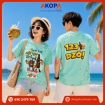 Áo phông nhóm nổi bật với thiết kế mặt trước và mặt sau được đầu tư đồng bộ, tạo điểm nhấn ở mọi góc nhìn. Hình in sắc nét, bố cục cân đối giúp tập thể dễ gây ấn tượng trong các buổi vui chơi và du lịch.