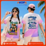 Mẫu áo nhóm đi biển tone trắng phối hồng tím pastel với slogan "Hết Tiền Nhưng Vui" và mặt sau "Chúng Ta Là Một Gia Đình – Cùng Chơi Hết Mình". Thiết kế trẻ trung, nổi bật, phù hợp cho du lịch, team building, lớp học và hội bạn thân, giúp lưu giữ những khoảnh khắc đáng nhớ trong mỗi chuyến đi.