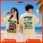 Mẫu áo nhóm đi biển màu vàng kem trẻ trung với slogan "Hết Tiền Nhưng Vui" cùng thông điệp mặt sau "Chúng Ta Là Một Gia Đình – Một Gia Đình Cùng Chơi Hết Mình". Thiết kế nổi bật, năng động, thích hợp cho du lịch, team building, hội bạn thân và lớp học, giúp cả nhóm tạo nên những bức ảnh check-in cực chất và lưu giữ kỷ niệm đáng nhớ
