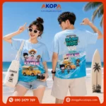 Mẫu áo nhóm đi biển in trước sau độc đáo với slogan "Nghèo Mà Có Kỷ Niệm" và "Chơi Là Phải Bảnh Nóc, Vui Trước Trả Nợ Sau". Thiết kế trẻ trung, màu xanh biển nổi bật, chất vải mát, thích hợp du lịch, team building, hội bạn thân và check-in mùa hè cực chất.