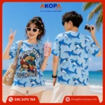 Mẫu áo nhóm đi biển màu xanh da trời với họa tiết cá mập in full độc đáo và slogan "Nguyên Team Đi Chơi Hết". Thiết kế nổi bật, chất vải thoáng mát, phù hợp cho nhóm bạn, du lịch, team building, dã ngoại và những chuyến vi vu mùa hè đầy năng lượng.