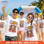Áo phông team building trắng in hình theo yêu cầu, nhóm bạn trẻ tham gia hoạt động gắn kết trên bãi biển, thiết kế nổi bật, chất liệu thoáng mát và năng động.