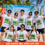 Áo phông team building màu trắng với thiết kế đồng bộ, phù hợp cho doanh nghiệp, hội nhóm và công ty tổ chức du lịch biển, giúp lan tỏa tinh thần đoàn kết và tạo dấu ấn cho mỗi chuyến đi.