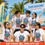 Áo phông team building in theo yêu cầu với thiết kế nổi bật, phù hợp cho doanh nghiệp tổ chức du lịch biển, hoạt động teambuilding và sự kiện ngoài trời, giúp gắn kết đội ngũ và lan tỏa tinh thần đồng đội.