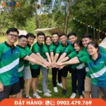 Mẫu áo polo team building phối màu xanh trẻ trung, phù hợp cho các chương trình team building, du lịch và hoạt động ngoài trời. Form áo thoải mái, giúp cả đội tự tin, nổi bật trong từng khoảnh khắc tập thể.