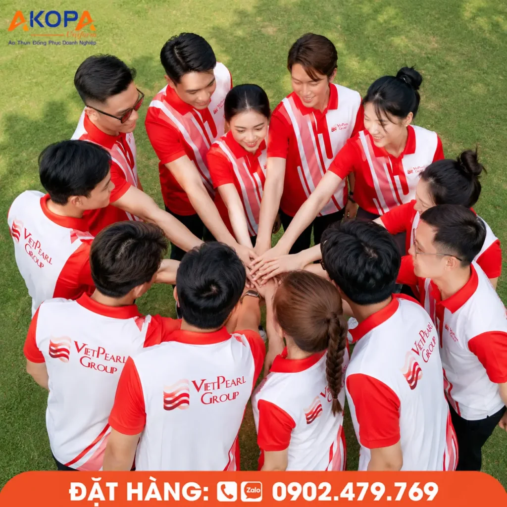 Áo polo team building màu đỏ phối trắng mang đến hình ảnh chuyên nghiệp, nổi bật trong các hoạt động gắn kết doanh nghiệp. Thiết kế hiện đại, chất liệu thoáng mát cùng khoảnh khắc chồng tay thể hiện tinh thần đoàn kết, đồng lòng và sẵn sàng chinh phục mọi thử thách cùng tập thể.