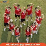 Áo polo team building màu đỏ nổi bật giúp tập thể thêm đồng bộ và chuyên nghiệp trong các hoạt động ngoài trời. Khoảnh khắc tạo dáng theo hình trái tim từ góc chụp flycam thể hiện tinh thần đoàn kết, gắn kết thành viên và lưu giữ những kỷ niệm đáng nhớ của doanh nghiệp.