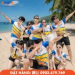 Áo polo team building phối xanh, vàng và trắng mang phong cách trẻ trung, nổi bật trong các hoạt động vui chơi trên biển. Thiết kế năng động, chất liệu thoáng mát cùng những dáng chụp sáng tạo giúp tập thể thể hiện cá tính, tăng sự gắn kết và lưu giữ những khoảnh khắc đáng nhớ trong chuyến đi.