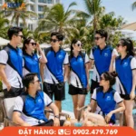 Áo polo team building phối xanh, trắng và đen mang phong cách hiện đại, phù hợp cho các chuyến du lịch nghỉ dưỡng và hoạt động gắn kết doanh nghiệp. Thiết kế năng động, chất liệu thoáng mát giúp tập thể luôn đồng bộ, chuyên nghiệp và nổi bật trong mọi khoảnh khắc bên hồ bơi resort.