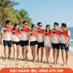 Áo polo team building phối trắng, cam và xanh mang đến phong cách năng động, phù hợp cho các chuyến du lịch biển và hoạt động gắn kết doanh nghiệp. Thiết kế trẻ trung, chất liệu thoáng mát cùng hình ảnh khoác vai nhau dạo biển thể hiện tinh thần đồng đội, sự đoàn kết và những khoảnh khắc đáng nhớ của cả tập thể.